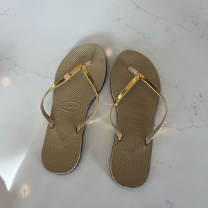 Brand New! Gold Havaianas Flip Flops women’s size 8 + sandal charm
